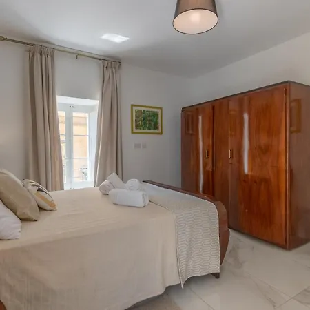 Historical Apartment *
